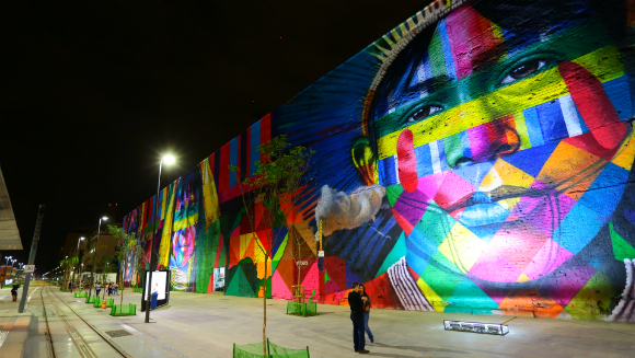 فنان برازيلي يقود فريقة لتسجيل رقم قياسي برذاذ الطلاء بجدارية ملهمة من أولمبياد ريو