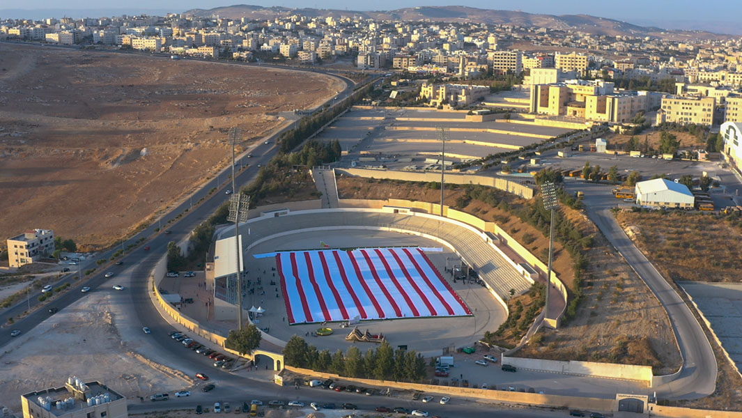 بالفيديو: تيشرت عملاق بمساحة ملعب كرة قدم يحصد رقماً قياسياً في الأردن