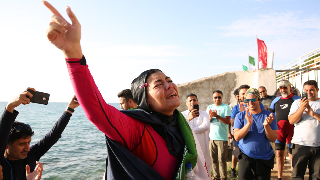 سباحة إيرانية تتحدى الصعوبات بالمنافسة بلباس سباحة يغطي جسدها بالكامل ويضيف 6 كيلوغرامات لوزنها