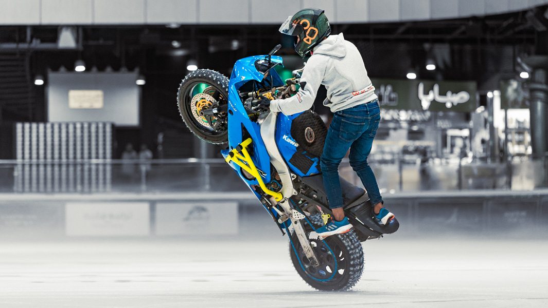 سعودي يستعرض مهاراته على دراجة نارية تسير على الجليد