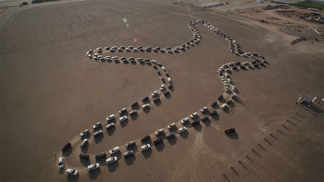 سيارات نيسان باترول ترسم صقرًا متحركاً في صحراء دبي