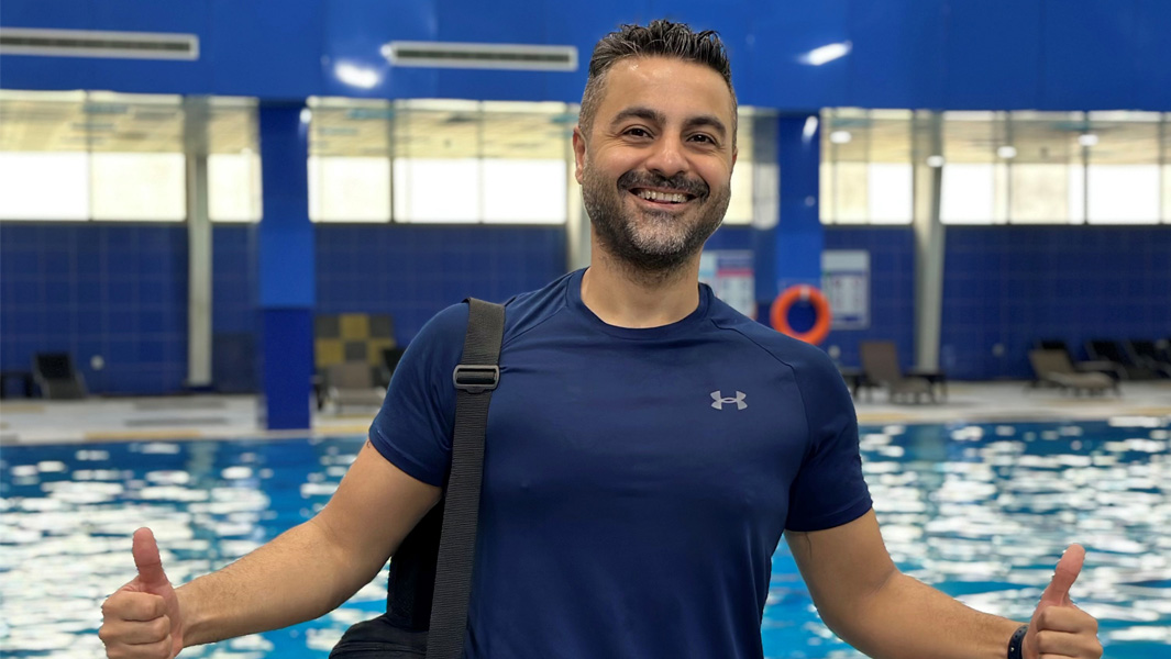 طبيب عراقي يسبح بالأثقال لنشر الوعي حول مرض السكري
