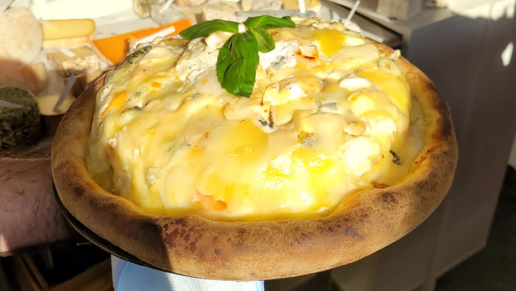 طهاه فرنسيون يحطمون رقم قياسي عالمي بإعداد بيتزا باستخدام 834 نوع من الجبنة